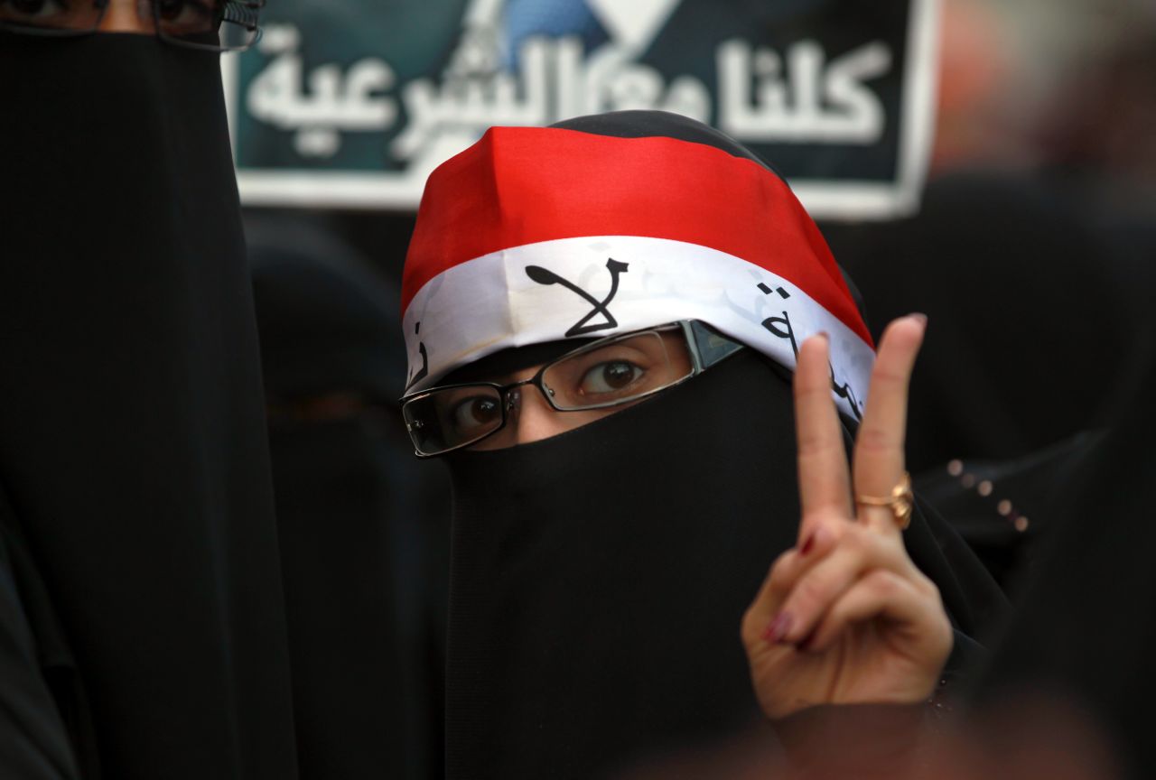 Yemenitas gritan consignas durante una concentración conmemorando el segundo aniversario del mayor enfrentamiento entre los manifestantes de la oposición contra el antiguo presidente Yemani Ali Abdullah Saleh y las fuerzas de seguridad, en la capital Sanaa, el 18 de septiembre de 2013.