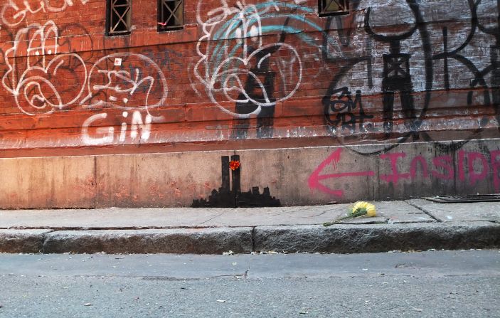 Un grafiti que muestra a las Torres Gemelas apareció en el barrio de Tribeca de Nueva York el 15 de octubre de 2013. 