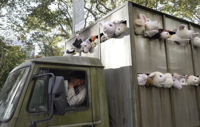 La instalación de arte "Sirens of the Lambs" de Bansky recorre las calles de Manhattan el 14 de octubre de 2013. Se trataba de un falso camión repartidor del matadero lleno de animales de peluche. 
