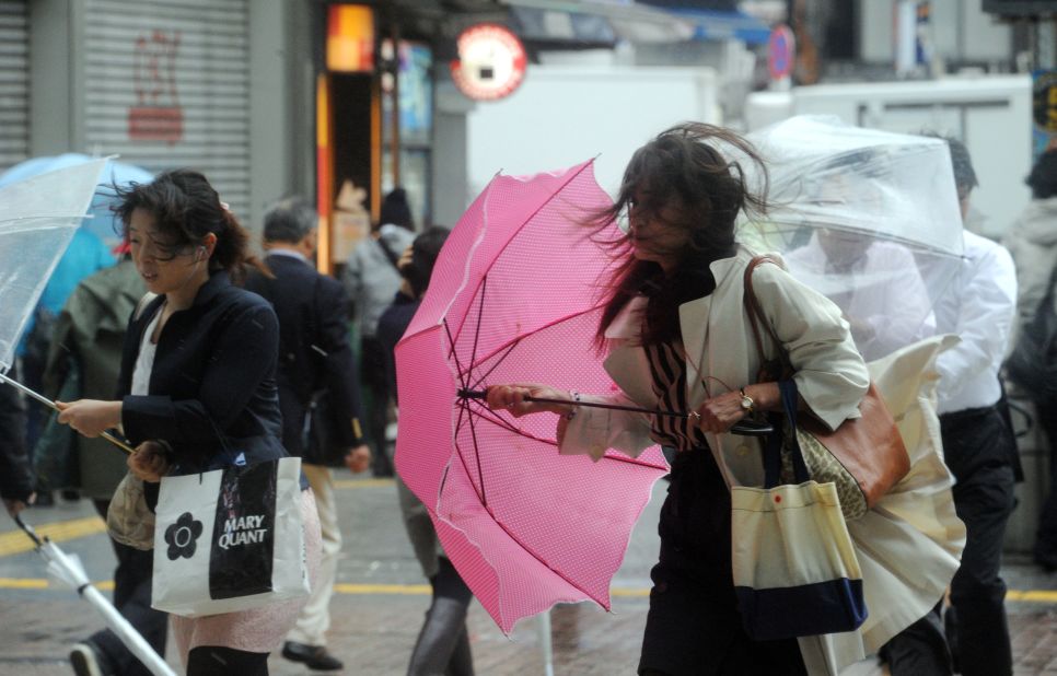 Typhoon Wipha, the 'strongest in 10 years', passed close to Tokyo on Wednesday
