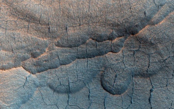 Se cree que existe agua en grandes depósitos bajo la superficie marciana. Cuando desaparece, el suelo se hunde y crea depresiones con forma de vieira y concavidades poligonales. Las formaciones se conocen como "termokarsts"; aquí podemos ver una variedad de ellas.