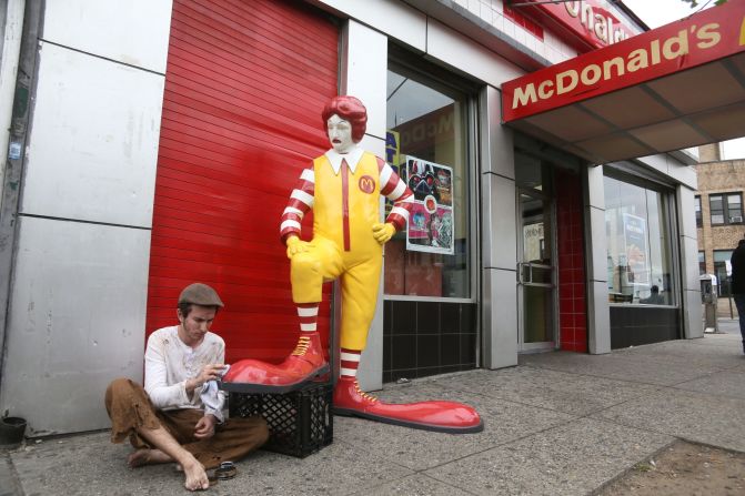 Una de las piezas de Bansky es esta escultura de fibra de vidrio de Ronald McDonald en la que le están lustrando sus zapatos frente a un McDonald's del Bronx. 