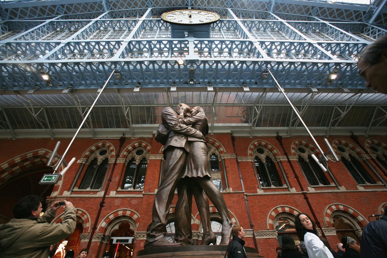 London's St Pancras International last week announced the second installation to appear in its contemporary arts program. Chromolocomotion, by the artist David Batchelor, will see a group of perspex shard sculptures hang from the roof of the terminal building.