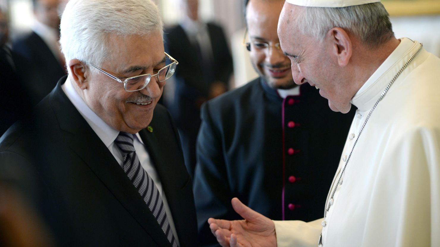 Pope Francis talks with Palestinian Authority President Mahmoud Abbas during an audience on October 17, 2013 at the Vatican. 