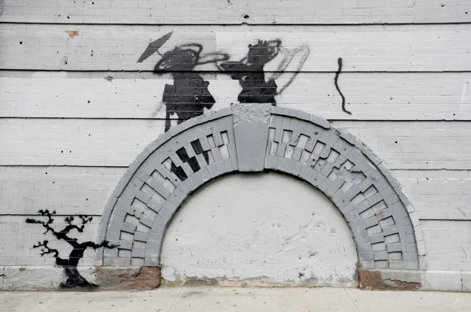 Una obra de Bansky en el barrio de Williamsburg en Brooklyn, Nueva York, fue objeto de vandalismo a plena luz del día el 17 de octubre de 2013. 