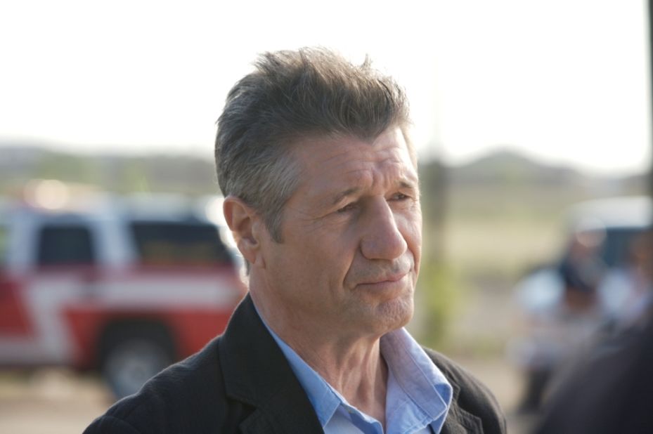 Fred Ward does grizzled pretty well. According to IMDB, he has appeared in three movies with titles containing states: "Sweet Home Alabama," "Florida Straits" and "The Prince of Pennsylvania."