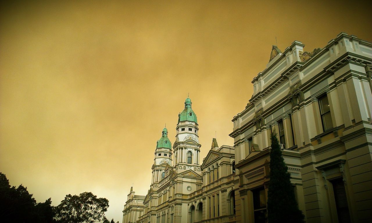 Smoke looms over Sydney University in this photo taken October 17 by <a href="http://ireport.cnn.com/docs/DOC-1049928" target="_blank">iReporter Alison Burke Griffiths</a>.