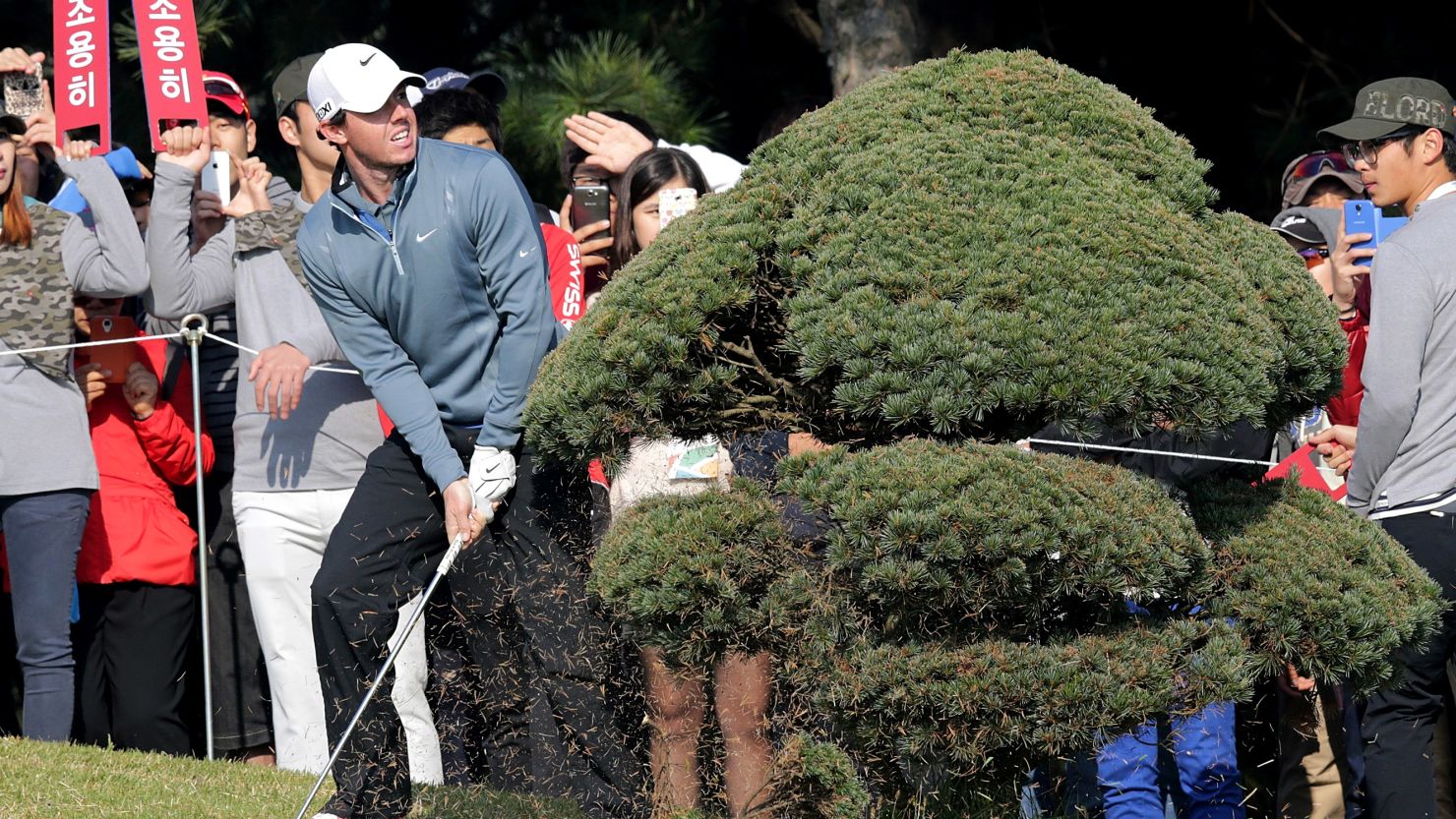 Rory McIlroy had a mixed day at the Korea Open but is still in contention entering the weekend. 