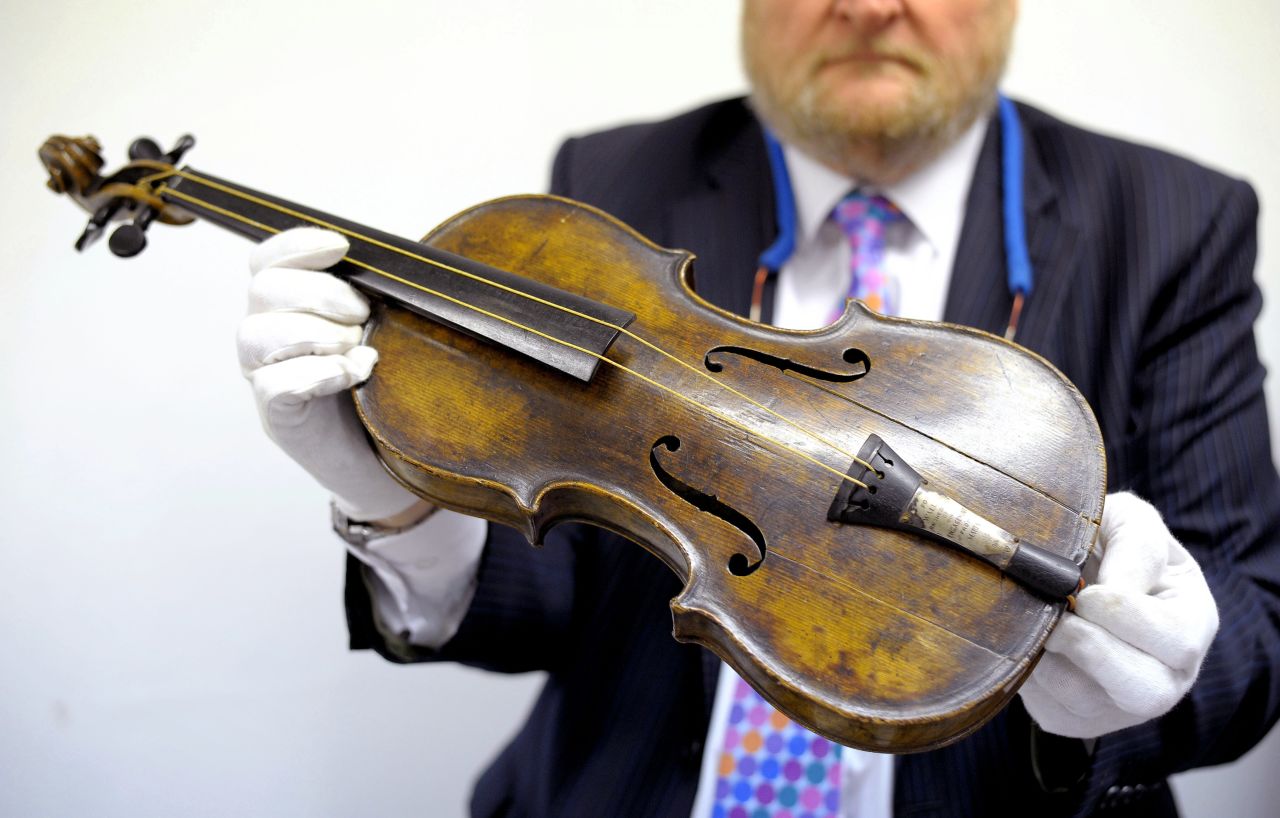 El violín de líder de la banda musical del Titanic, Wallace Hartley, se vendió por 1,7 millones de dólares en la casa subastadora Henry Aldridge e Hijo en Devizes, Inglaterra, el sábado 19 de octubre. El precio de venta fue mucho mayor de lo esperado.
