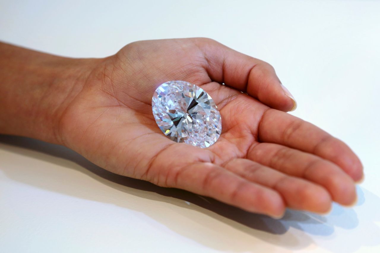 Un diamante blanco de 118 quilates en exhibición en Sotheby's, una casa de subastas de Nueva York, el 4 de septiembre. La piedra ovalada fue subastada en Hong Kong el 7 de octubre por un precio récord de 30,6 millones de dólares.