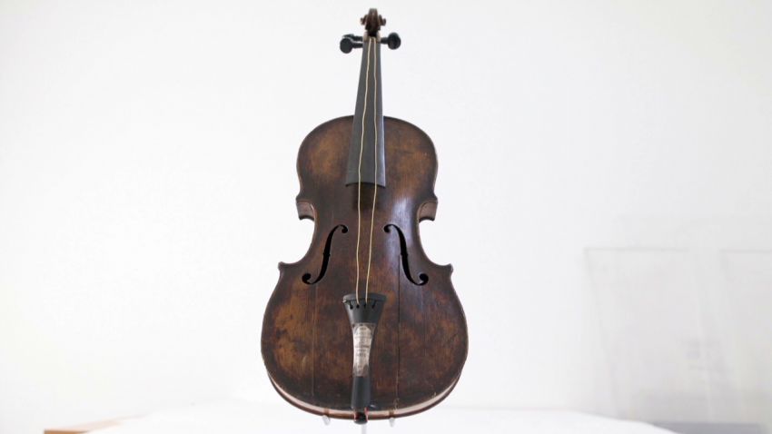 pkg azuz titanic violin auctioned_00002007.jpg