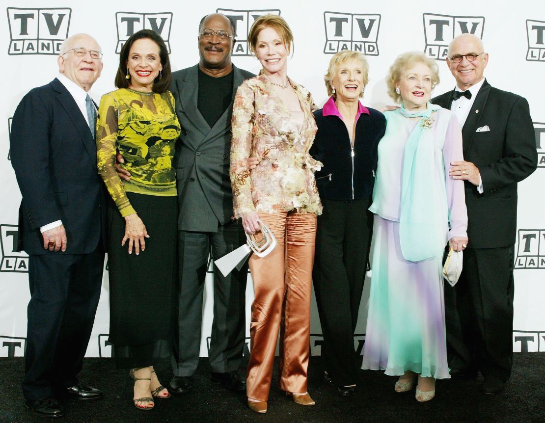MacLeod (far right) reunited with the "Mary Tyler Moore Show" cast in 2004.