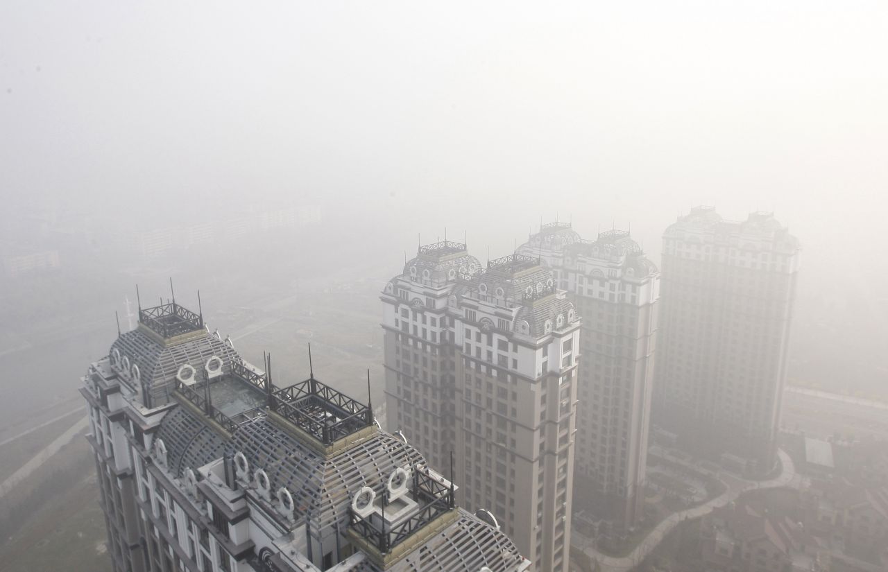 Edificios en Harbin bajo la nube de contaminación. La polución superó los niveles de peligro.