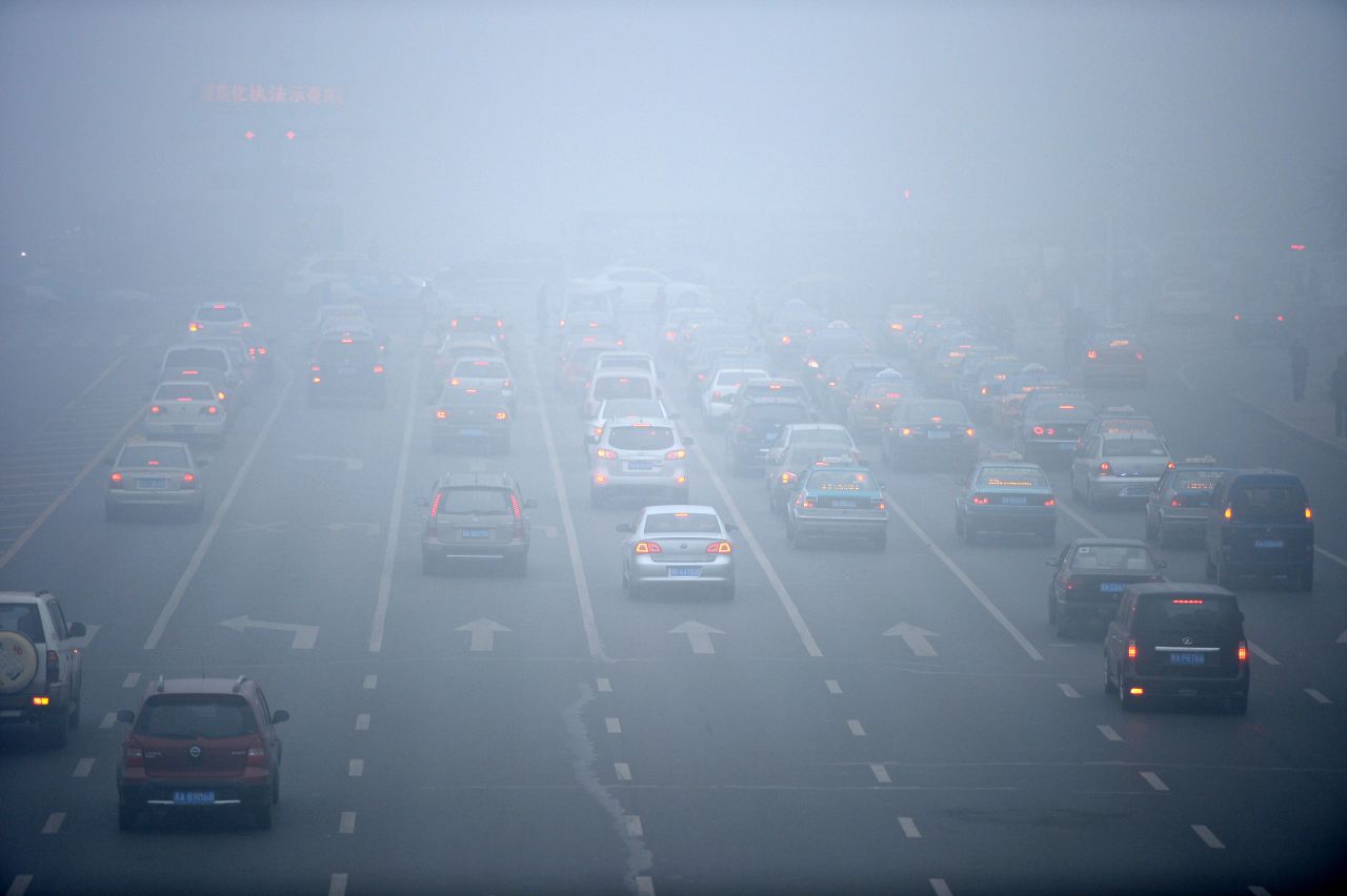 Los conductores intentan avanzar en medio de la contaminación en el centro de Harbin.
