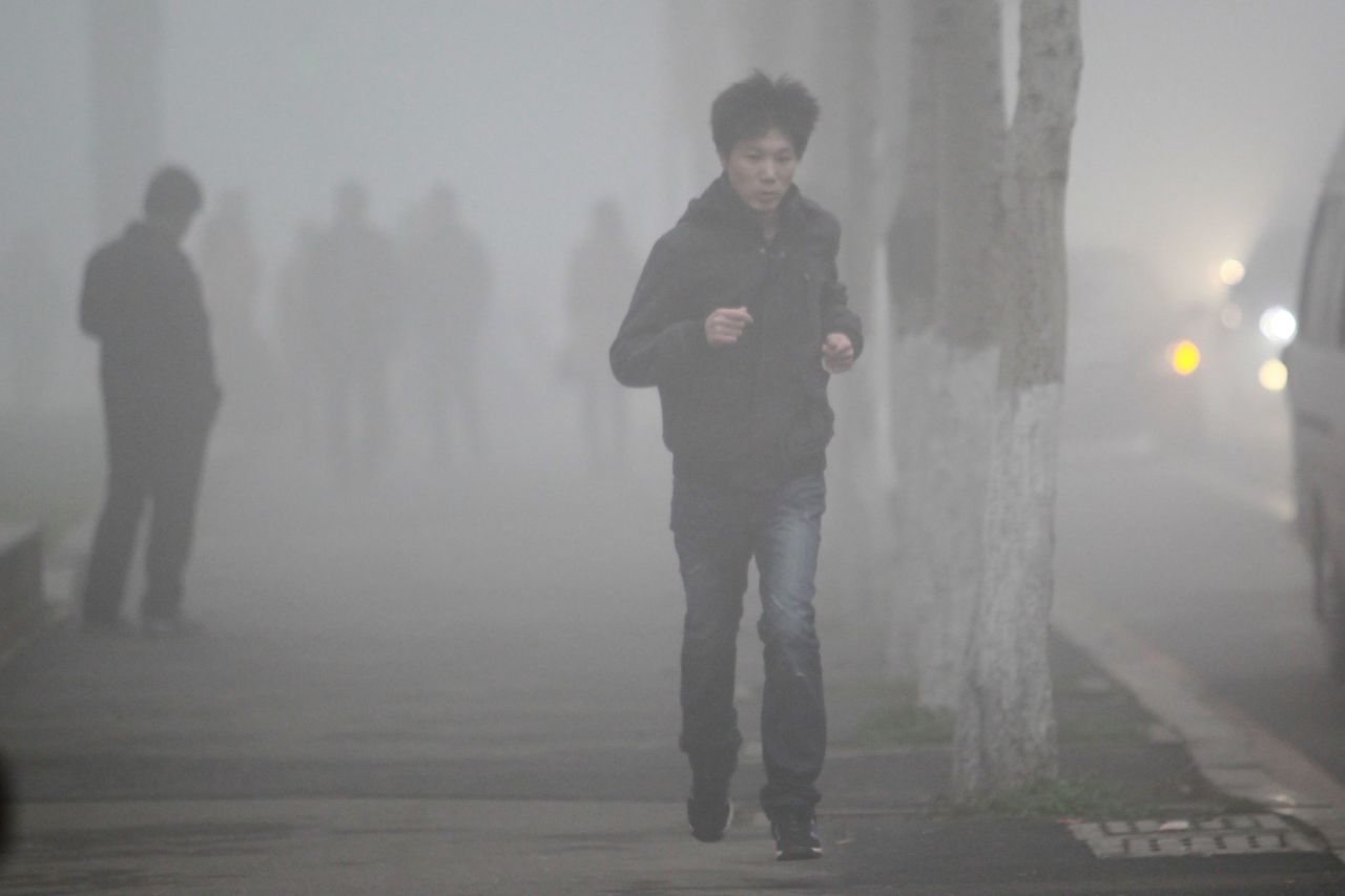 Un hombre corre en medio de la niebla de polución en Changchun, China.