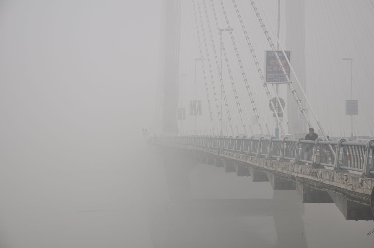 El esmog cubre un puente en Jilin, China.