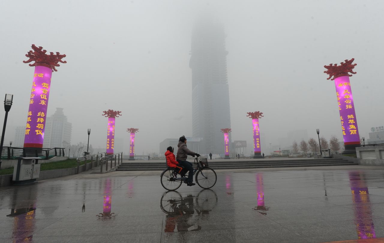 Un ciclista pasa por una vía de Shenyang, China. 