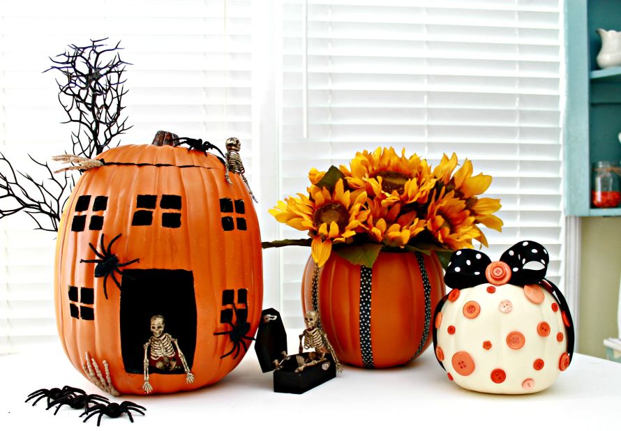 Instead of buying real pumpkins, do-it-yourself blogger Jessica Kielman created resuable pumpkins from Styrofoam. She shares how she made them on her blog, <a href="http://www.mom4real.com/2013/08/pumpkin-decorating-ideas-using-foam-pumpkins-funkins.html" target="_blank" target="_blank">Mom4Real. </a>