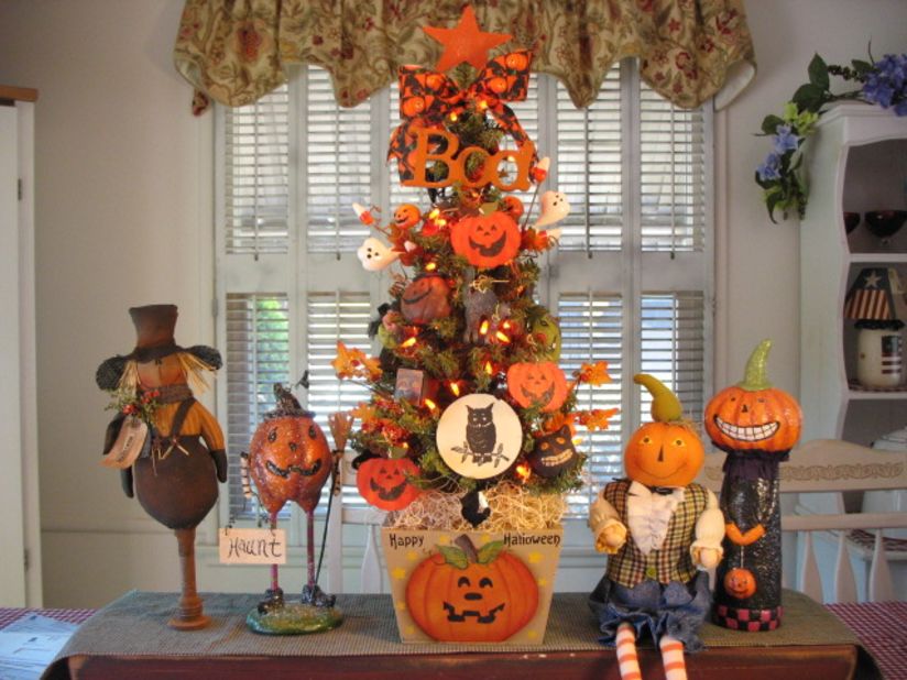 <a href="http://ireport.cnn.com/docs/DOC-1050693">Denise Guillen</a> wanted an early start for Christmas this year, so she decorated small trees around her home in a Halloween style.