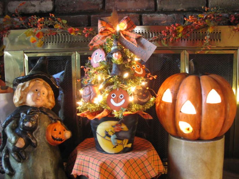 The warm fireplace accented with a Halloween tree, witch and jack-o'-lantern can been seen on <a href="http://ireport.cnn.com/docs/DOC-1050693">Guillen's </a>blog, <a href="http://countrycreationsbydenise.blogspot.com/" target="_blank" target="_blank">Country Creations by Denise.</a> 