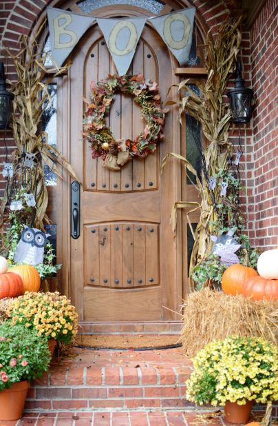 <a href="http://ireport.cnn.com/docs/DOC-1048970">Robin Gay</a> welcomes guests with her seasonally appropriate door decorations.