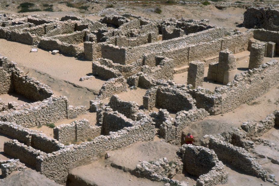 Robert Killick led excavations of an ancient settlement (circa 1900 BC) on the outskirts of a burial field in Saar. While working, he witnessed the destruction of the mounds near the site.