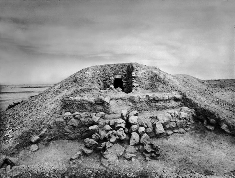 As Dilmun grew from a tribal society into one of the region's economic powerhouses, the structure of the mounds changed.