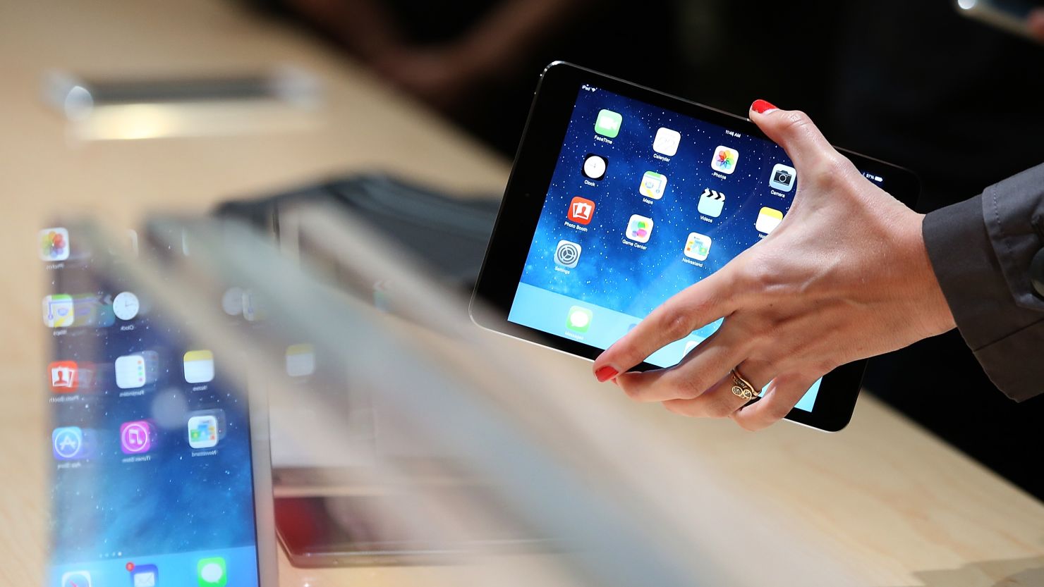 After a three-week wait, the new iPad Mini went on sale Tuesday -- but not in Apple retail stores.