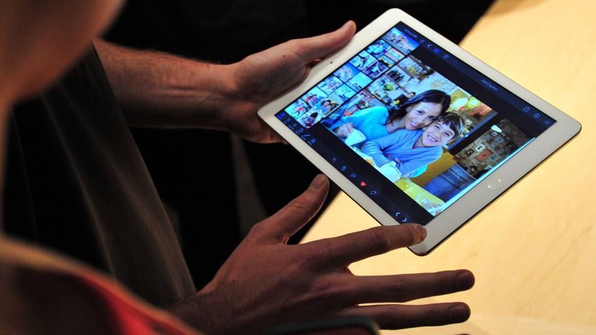 A member of the media is shown the new iPad Air at a satellite launch event in central London on October 22, 2013. AFP PHOTO/CARL COURTCARL COURT/AFP/Getty Images
