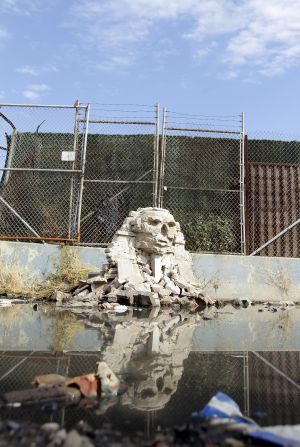 La réplica de Bansky de la Gran Esfinge de Guiza fue creada en Queens a partir de bloques destrozados. 