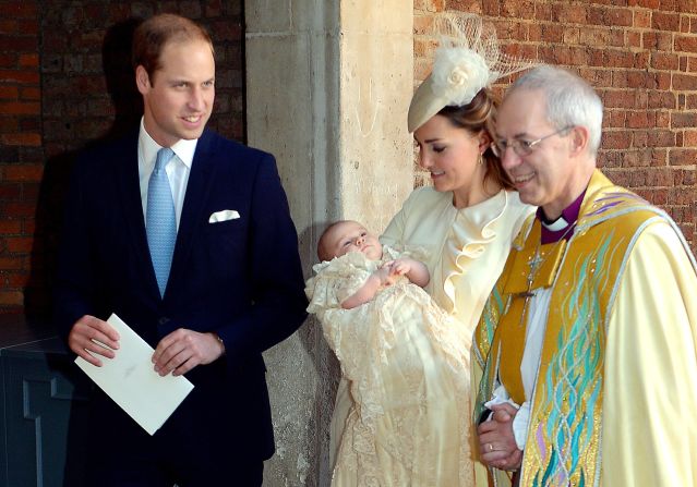 El príncipe Guillermo, duque de Cambridge, y Catalina, duquesa de Cambridge, se van con su hijo, el príncipe Jorge, después del bautizo del bebé en Londres el 23 de octubre de 2013. A la derecha está el arzobispo de Canterbury, Justin Welby.