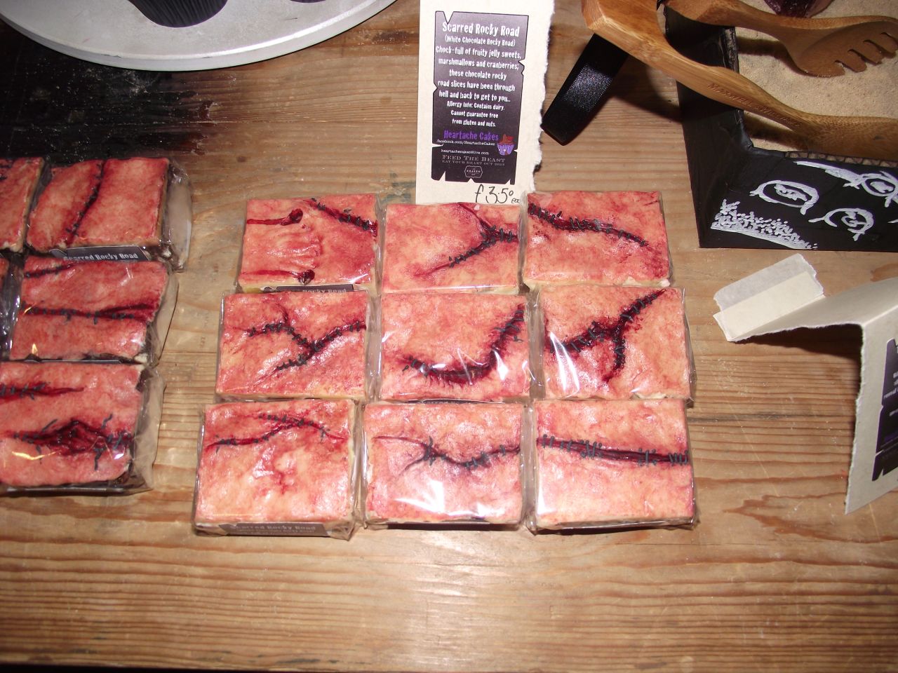 Parecen rebanadas de carne humana cicatrizada, pero en realidad son porciones de pastel, también de Heartache Cakes.