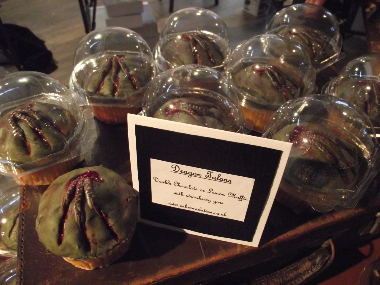 Huellas de dragón modeladas sobre un pastelito de doble chocolate o limón con fresa, también de Cake Revolution.