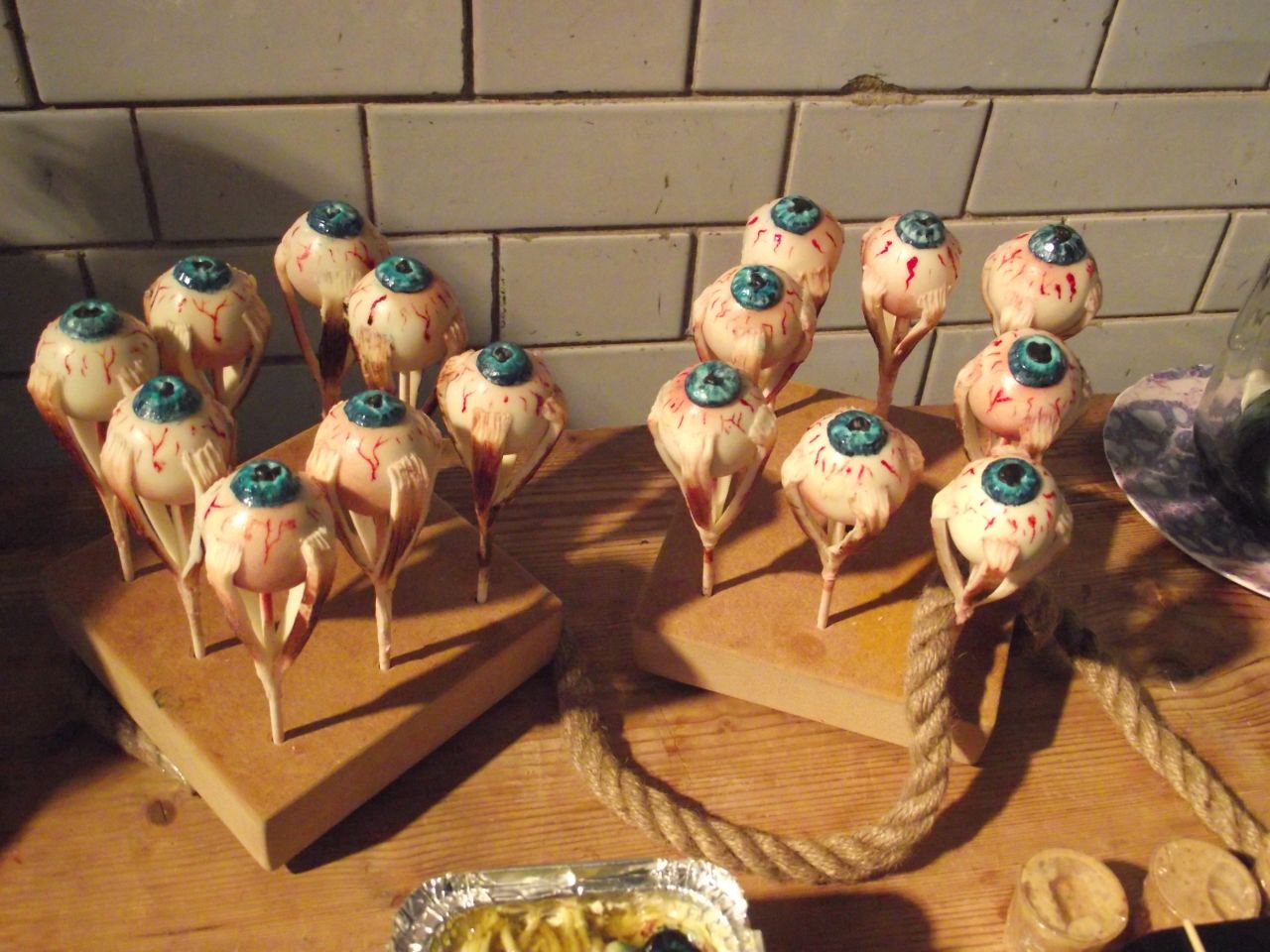 Bolas de vainilla cubiertas en...¡Adivinaste, chocolate!, hechas amorosamente por Caking It para la pastelería emergente "Feed the Beast".