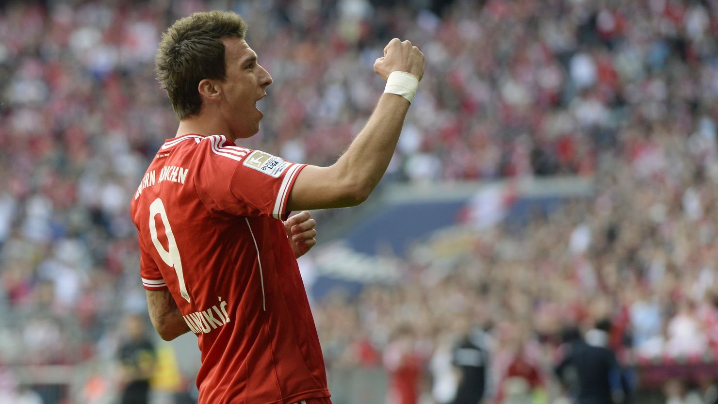 Mario Mandzukic scored a brace as Bundesliga leaders Bayern Munich came from behind to beat Hertha Berlin. 