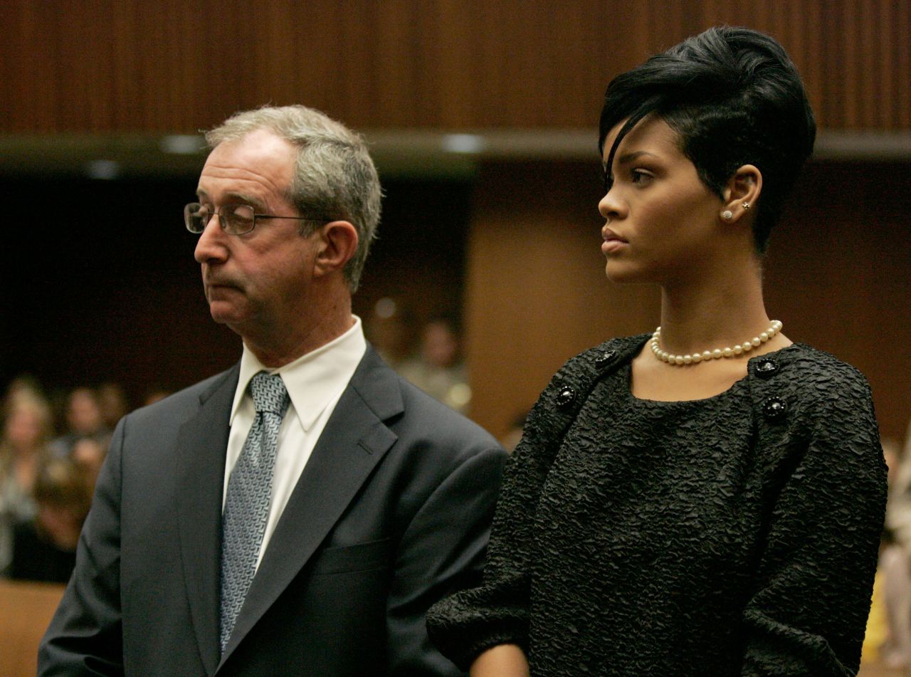 Rihanna y el abogado Donald Etra comparecen en una audiencia preliminar en junio de 2009. En la audiencia se iba a determinar si Brown iría a juicio por supuestamente atacar a Rihanna durante una pelea en un auto deportivo alquilado.
