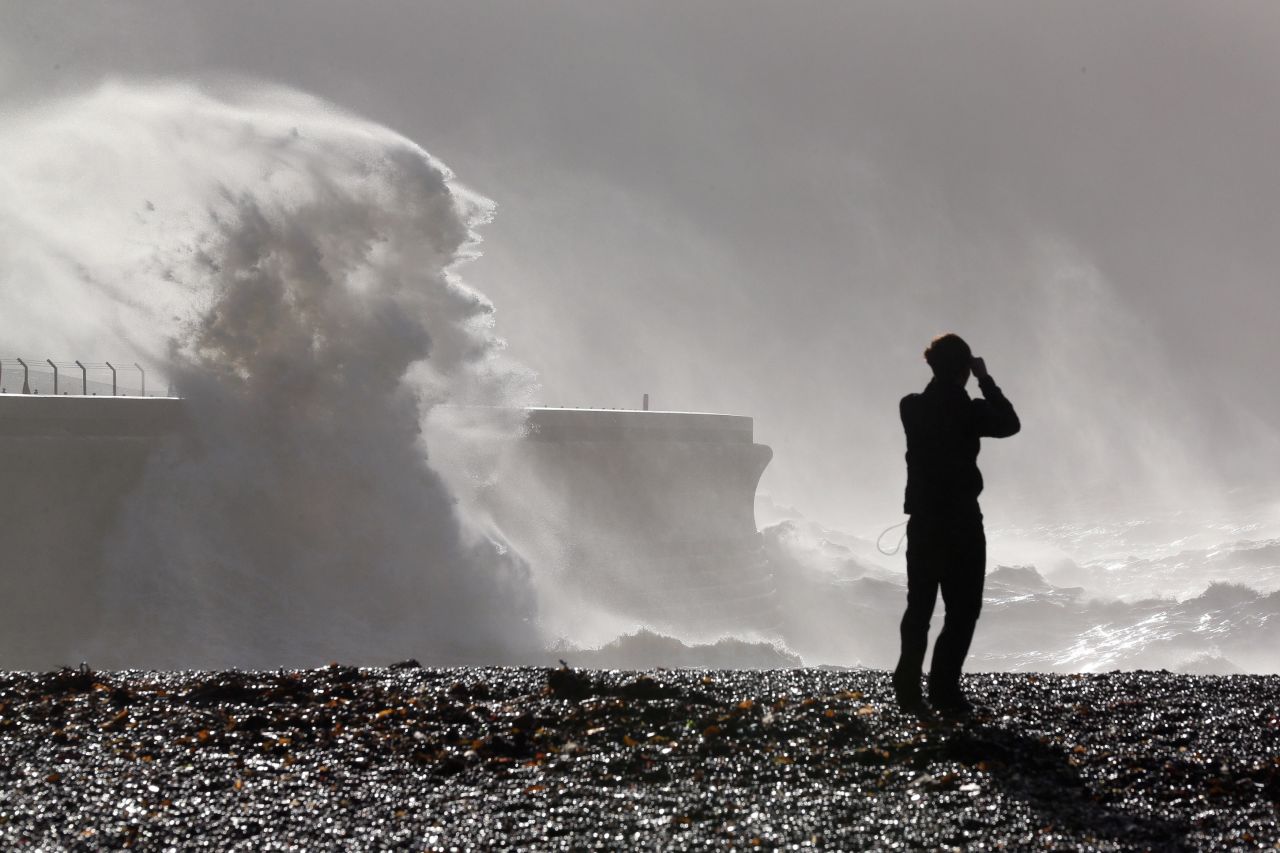 Grandes olas rompen contra el puerto de Dover, Inglaterra, el lunes.