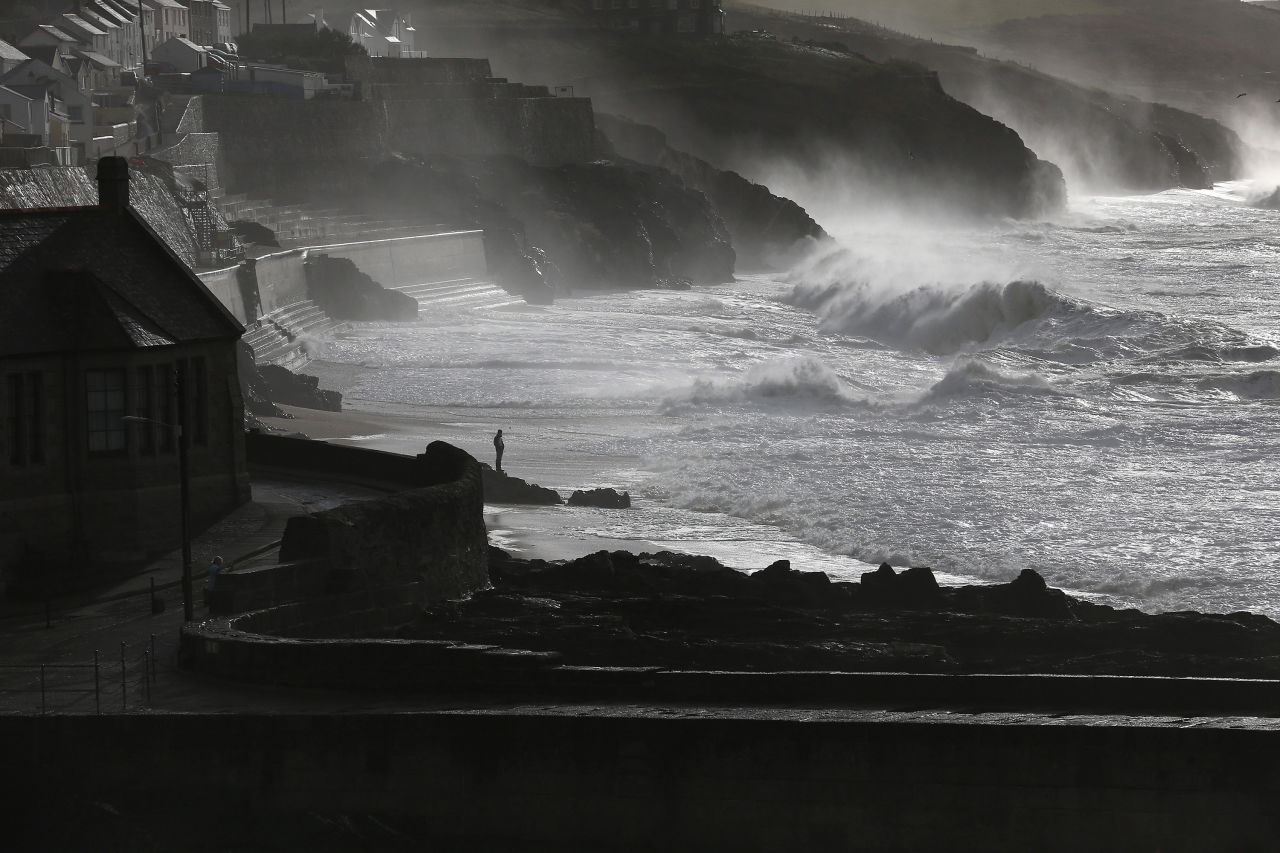 Grandes olas rompen a lo largo de la costa en Porthleven, Inglaterra, el lunes.
