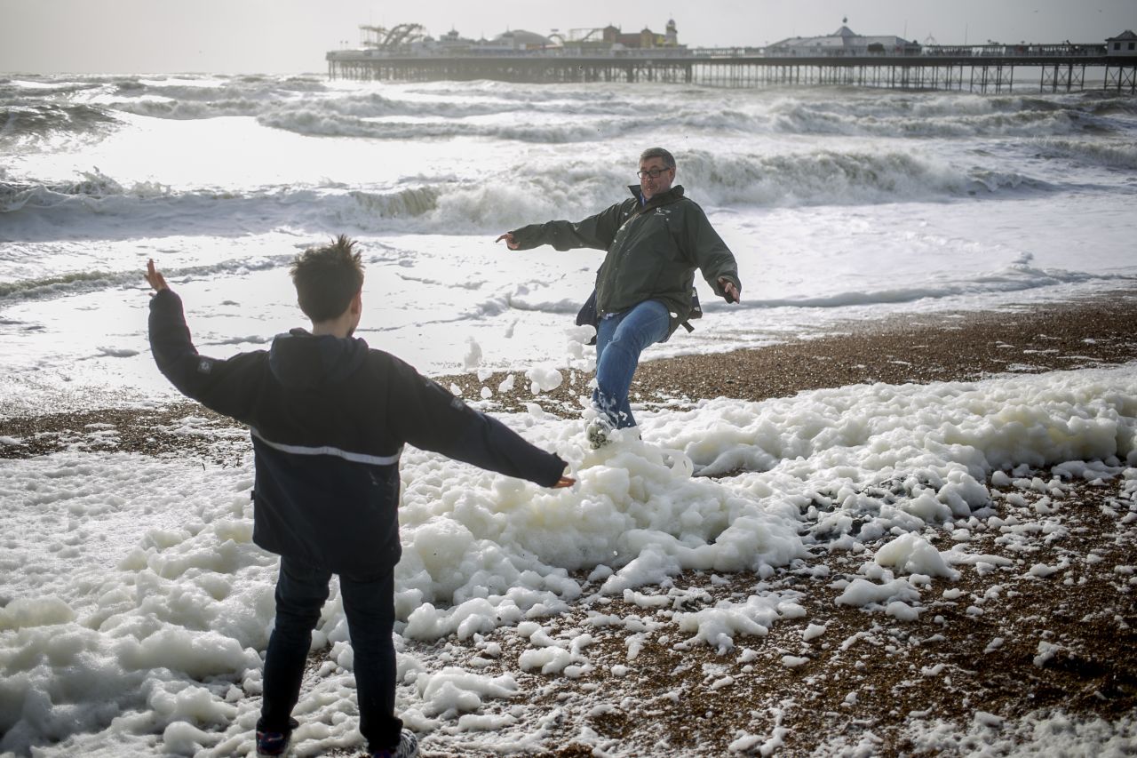 Padre e hijo juegan en la playa de Brighton, Inglaterra, el domingo.