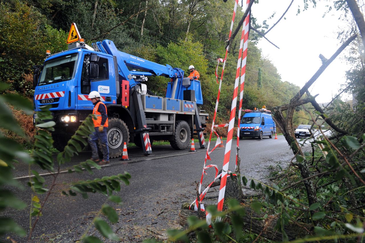 Trabajadores de una compañía eléctrica cortan ramas de los árboles y reparan las líneas eléctricas este lunes en La Roche-Maurice, Francia. Las autoridades dijeron el lunes que 42.000 hogares en el norte de Francia se quedaron sin electricidad.