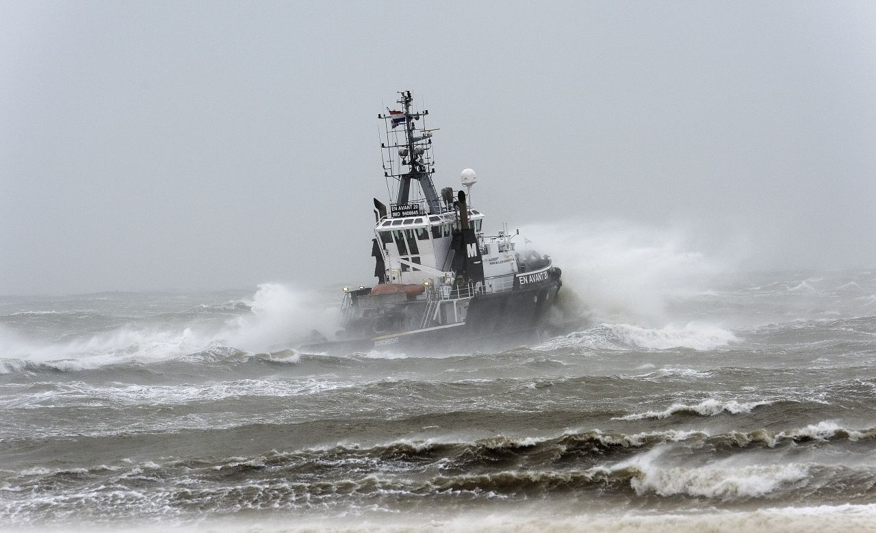 Un barco en Scheveningen, Países Bajos, atrapado en los fuertes vientos.
