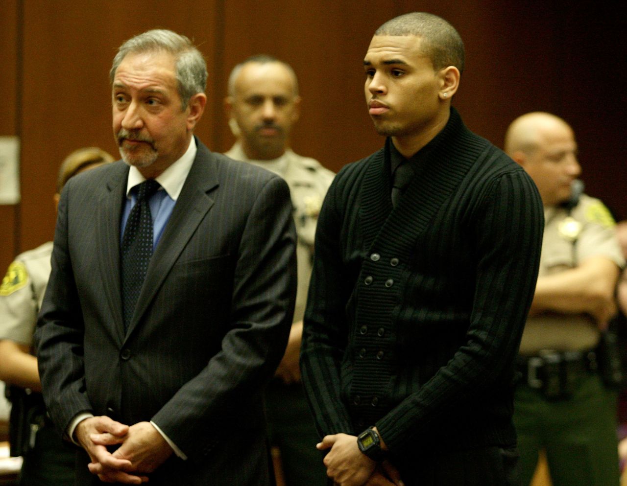 En abril de 2009, Brown se declara inocente respecto a los cargos de agresión y amenaza relacionados con el incidente en el que Rihanna se vio involucrada.