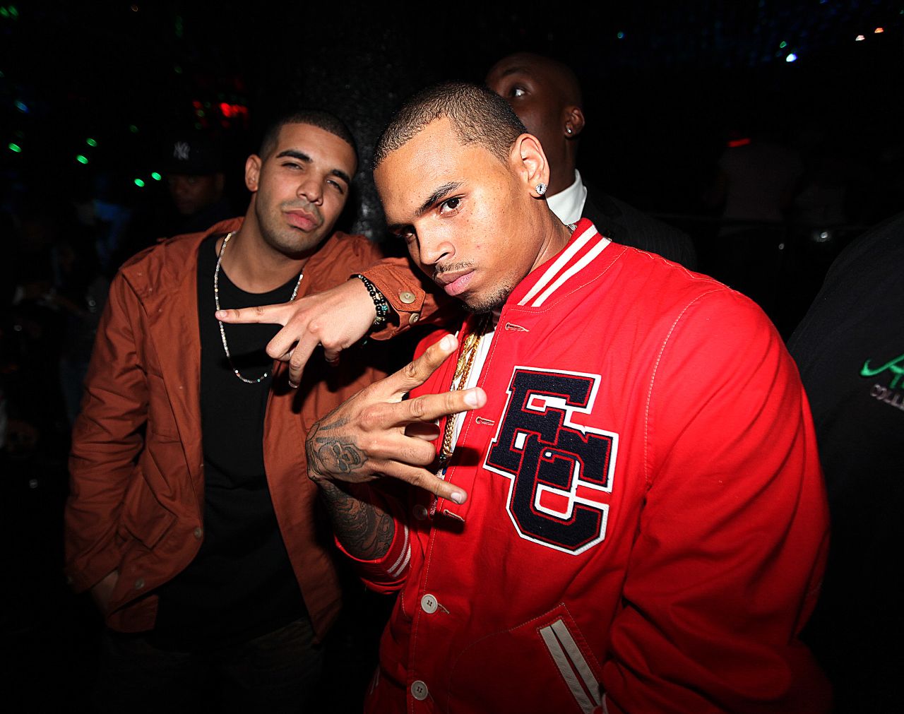 Brown y el rapero Drake, quienes aparecen aquí en 2010, supuestamente se involucraron en un altercado en el club W.i.P. de Nueva York en junio de 2012. Brown resultó con una herida en su barbilla.