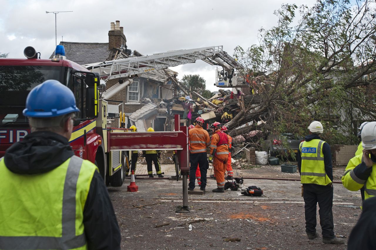 Los equipos de emergencia en Londres despejan los escombros de una casa después de que un árbol caído causara una explosión de gas allí el lunes 28 de octubre.