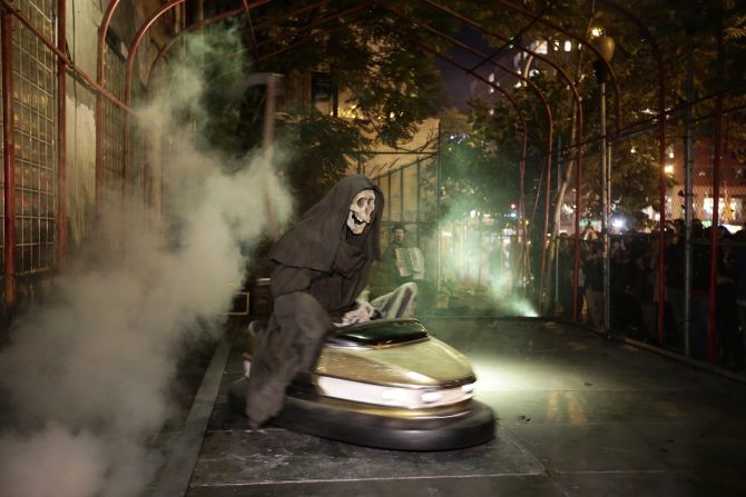 La exhibición de arte de Bansky llamada "Grim Reaper Bumper Cat" forma parte del Lower East Side de Nueva York el 25 de octubre de 2013. El famoso artista anónimo, cuyas pinturas regularmente se venden por cantidades de seis cifras en casas de subastas alrededor del mundo, dijo que estaba en una "residencia en las calles de Nueva York". 