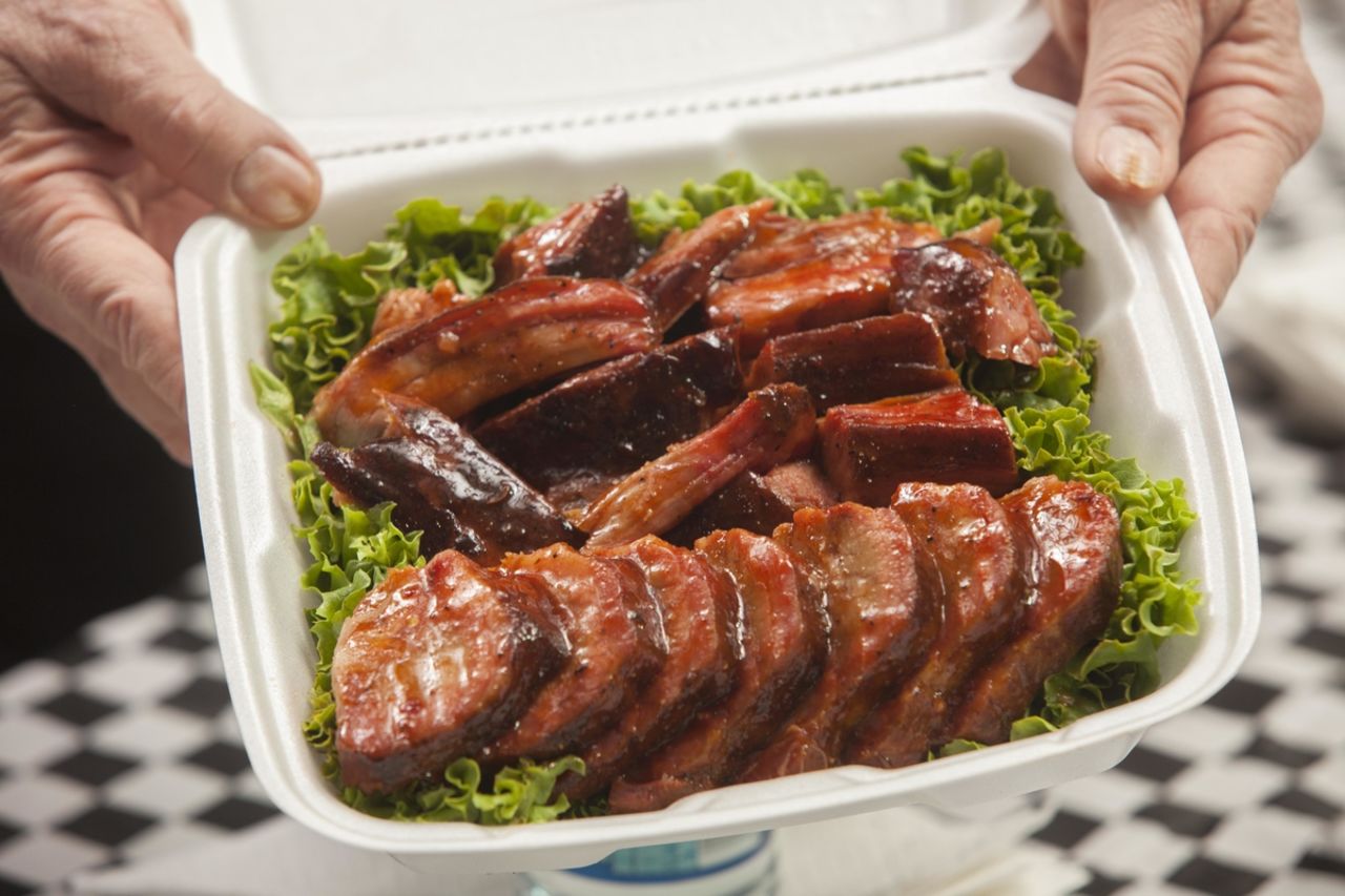 Except for the 'cook's choice,' sauce and dessert categories, meats are presented in a numbered box for display to the judges. Almost all competitors arrange the meat atop a bed of lettuce or parsley, and no garnishes or other potential markers are allowed.