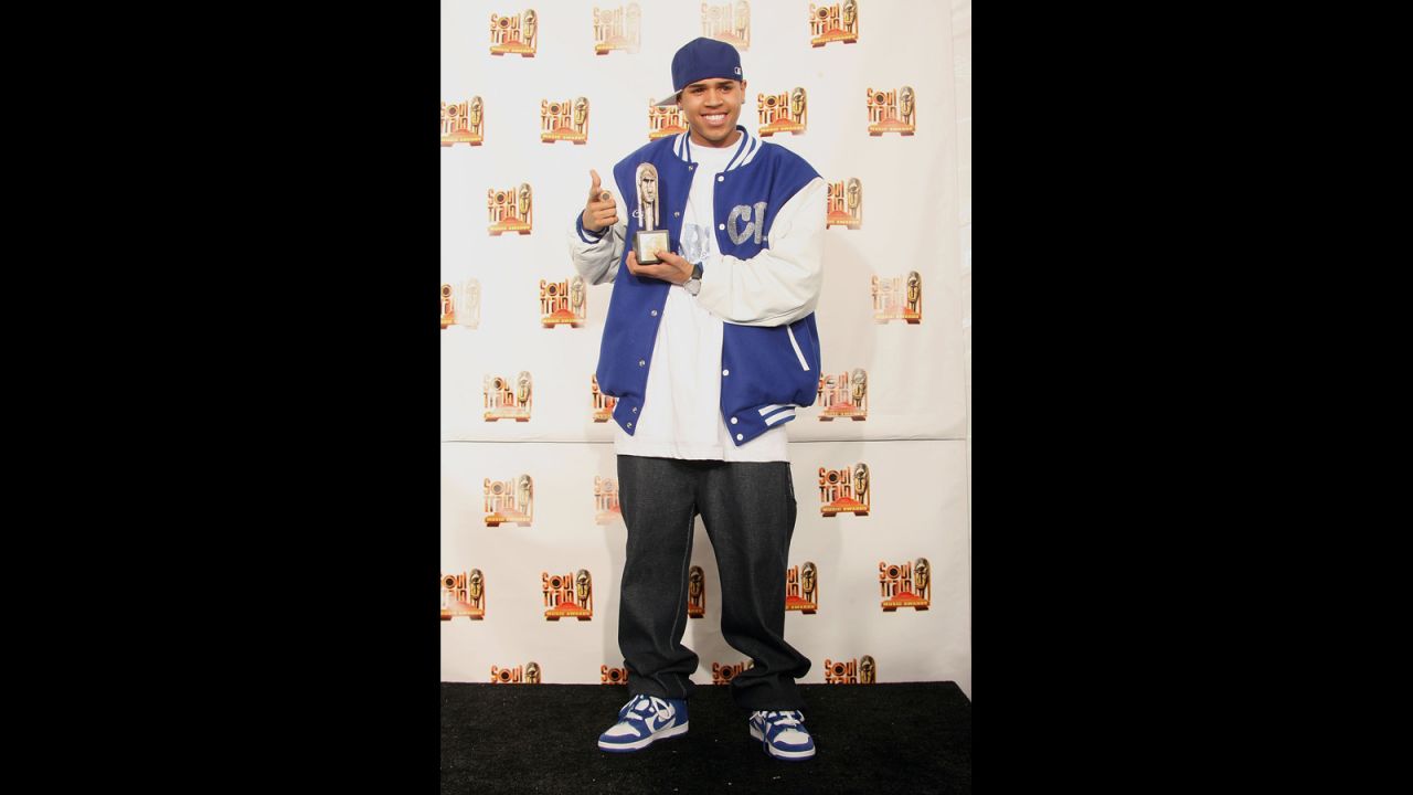 Brown posa con su premio como el Mejor Artista Nuevo en los Premios Soul Train en marzo de 2006. Ese año, Brown también ganó por ser el mejor artista masculino del año, nuevo artista del año y artista del año en los premios Billboard.