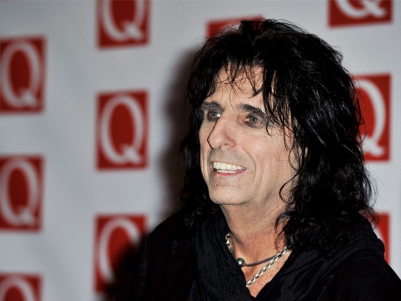 Si Alice Cooper se hubiera quedado con Vincent Damon Furnier como su nombre artístico, probablemente pensaría en un abogado especializado en problemas de bancarrota cada vez que escuchara el nombre de la estrella de rock.