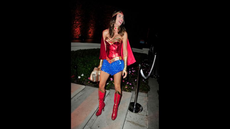 Just in case George Clooney doesn't know what he's missing, Elisabetta Canalis donned a Wonder Woman costume for an October 25 event.