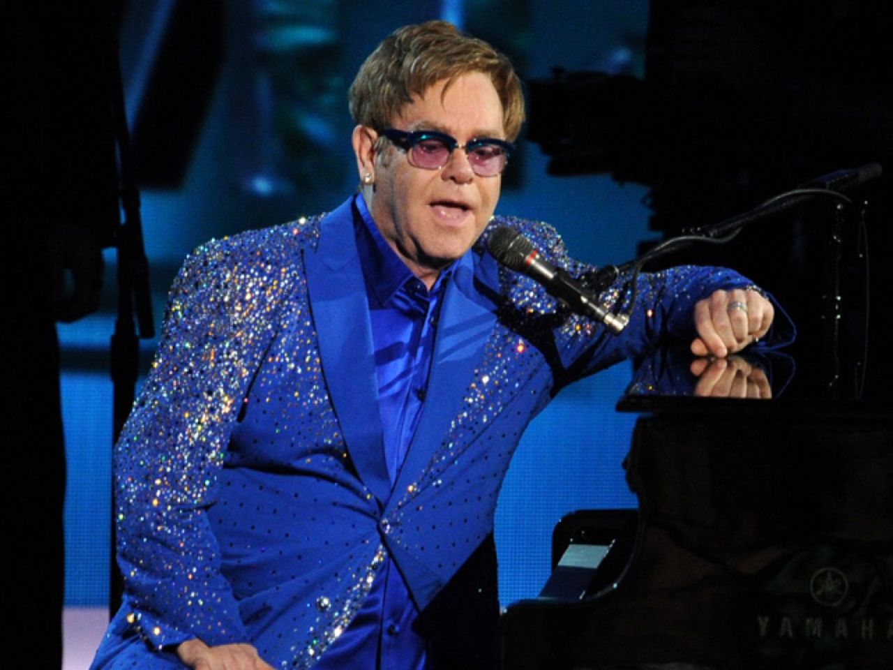 ¡Prepárate para este dato divertido! Cuando Elton John dejó atrás el nombre de Reginald Kenneth Dwight, agregó Hercules como su segundo nombre. Según IMDB, el artista legalmente cambió su nombre a Elton Herculis John. 
